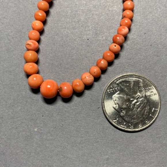 Vintage coral beaded necklace - Picture 2 of 6